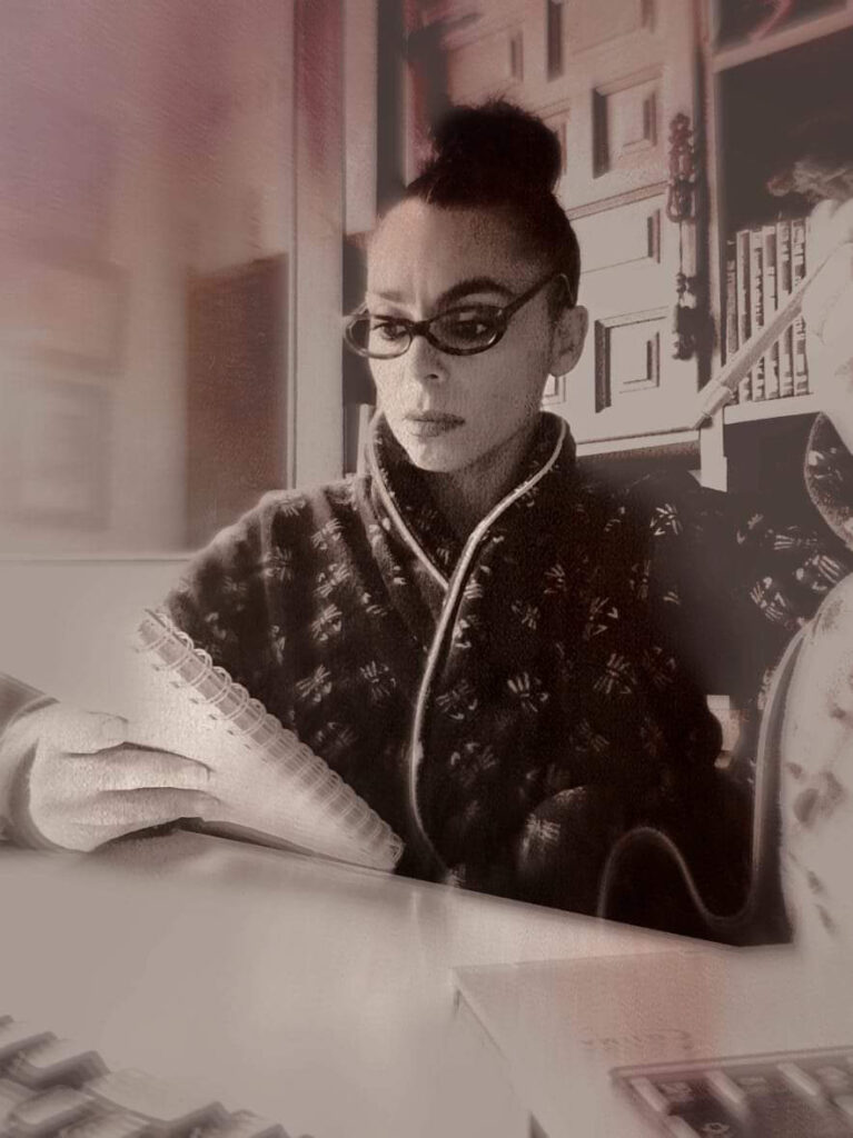 Paola Yenay leyendo de un cuaderno