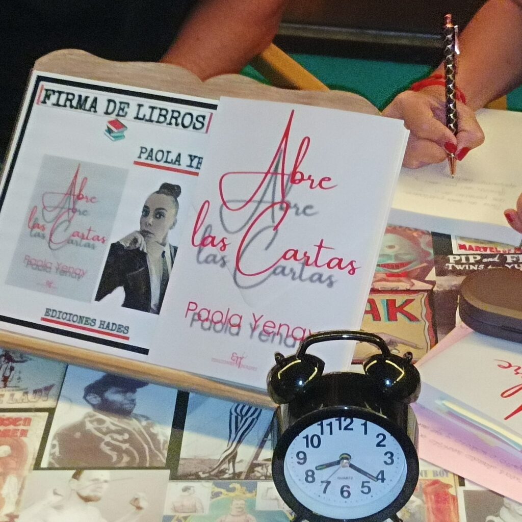 Detalle de firma de libros de Abre las Cartas