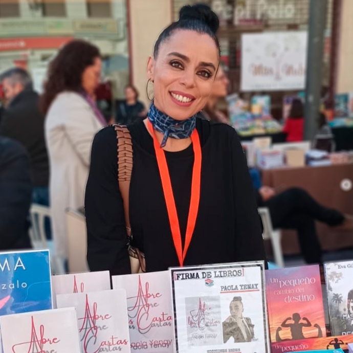 Paola Yenay sonriendo en una feria del libro